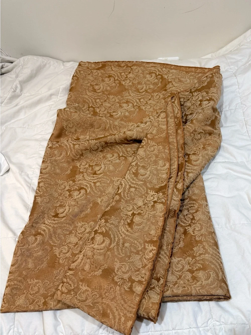 N/A luxurious gold